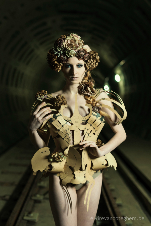 skeleton corset underground dark gothic fashion pointe duister ondergronds fotoreeks tunnel profoto