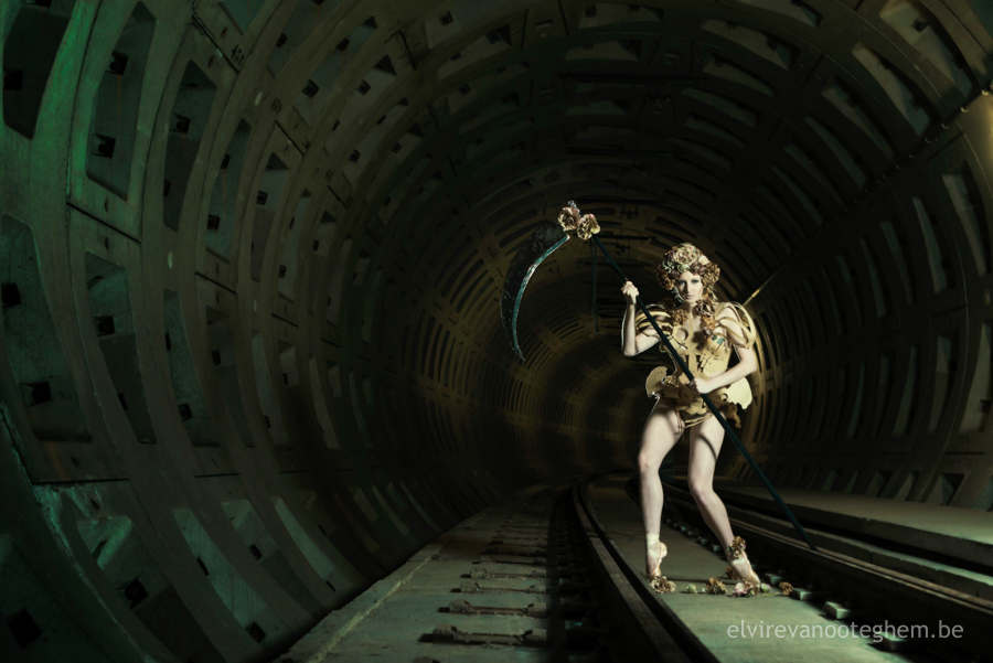scythe skeleton corset underground dark gothic fashion pointe duister ondergronds fotoreeks tunnel profoto